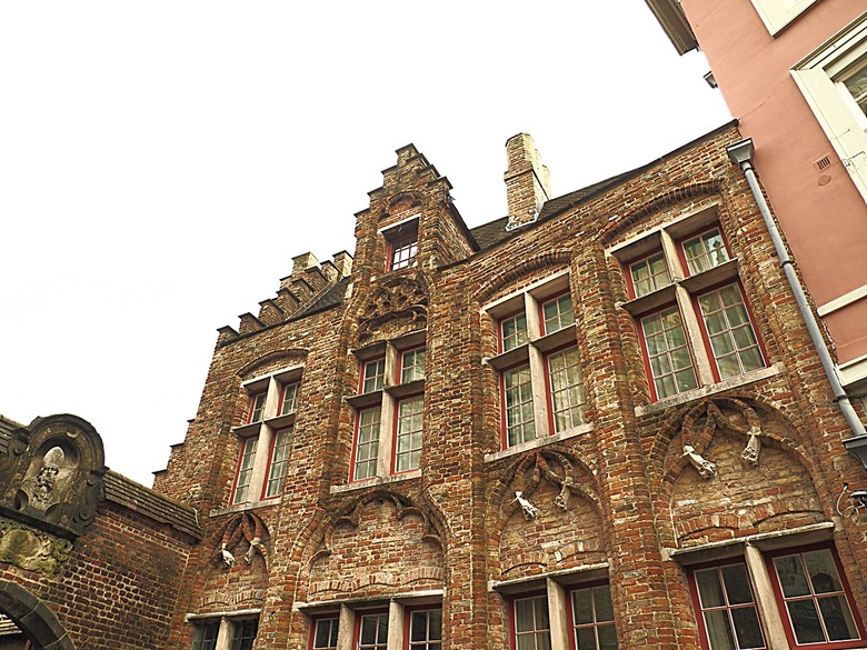 布魯日大廣場(Grote Markt)、大鐘樓(Belfort) 、市政廳(Stadhuis Brugge) 、玫瑰碼頭(Rosary Quay) 、聖母教堂(Onze-Lieve-Vrouwekerk)、貝居安禮修道院(Begijnhofkapel),還有白酒淡菜 — 世界文化遺產 之 布魯日歷史中心(Historic Centre of Brugge) — 2023年冬季歐洲行旅 第五部