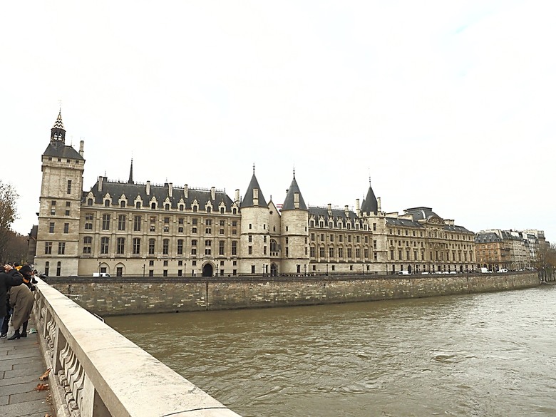 凡爾賽宮(Château de Versailles) — 世界文化遺產 之 凡爾賽宮及其園林(Palace and Park of Versailles) — 外掛巴黎市政廳(Hôtel de Ville)、古監獄(Conciergerie) 、皇家宮殿(Domaine National du Palais-Royal) — 2023年冬季歐洲行旅 第七部
