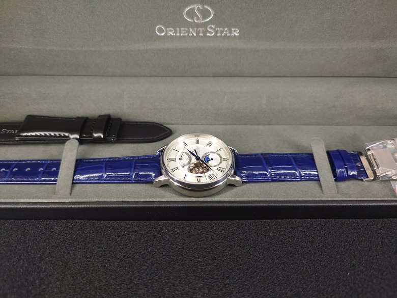 點我看大圖 東方之星 Orient Star Moon Phase 系列 月相 半鏤空錶 RE-AY0106S 開箱