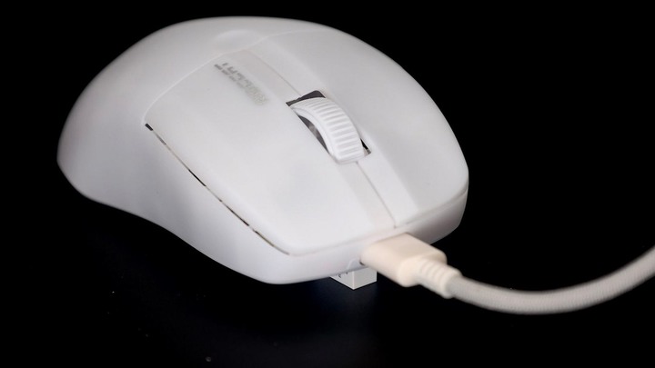 點我看大圖 極輕手感、持久體驗:ROCCAT PURE Air & PURE SEL 滑鼠開箱