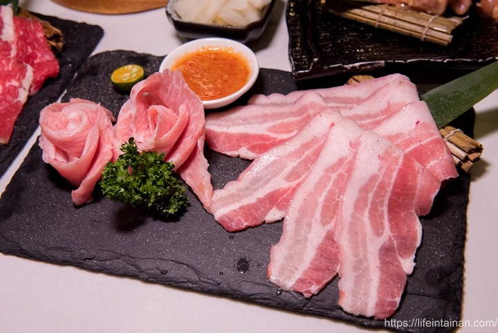 【臺南美食】成功大學旁嚴選食材燒肉店,自家製作調味醬,新推出雙人聖誕燒肉套餐~無邪燒肉