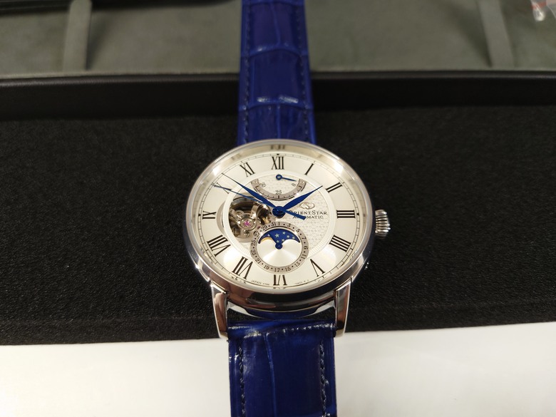 點我看大圖 東方之星 Orient Star Moon Phase 系列 月相 半鏤空錶 RE-AY0106S 開箱