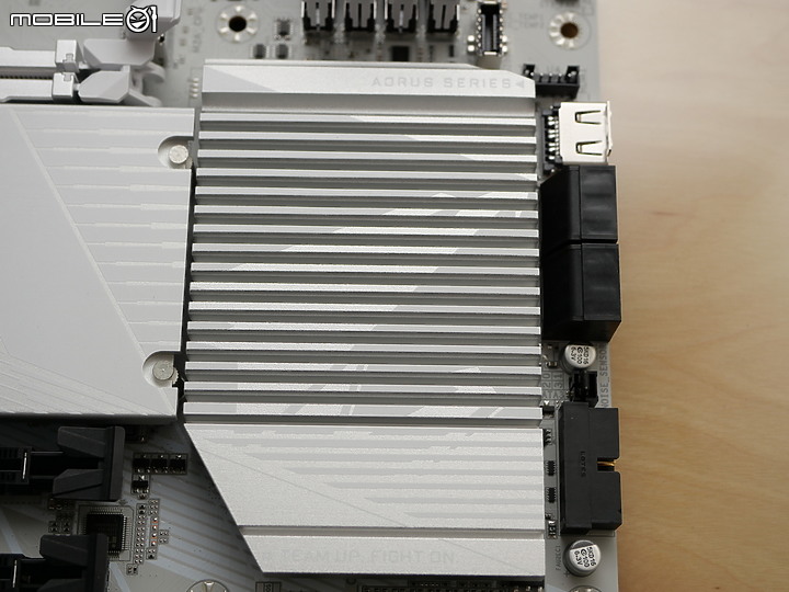 點我看大圖 開箱 AMD AM5 銀白鷹神 X670E AORUS PRO X 聖誕白