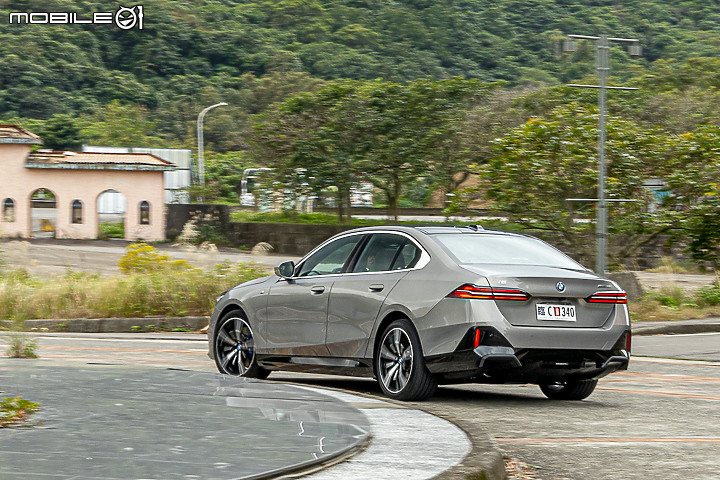 BMW i5 eDrive40 M Sport 試駕｜電能加持科技進化，但仍是你記憶中的五系列！