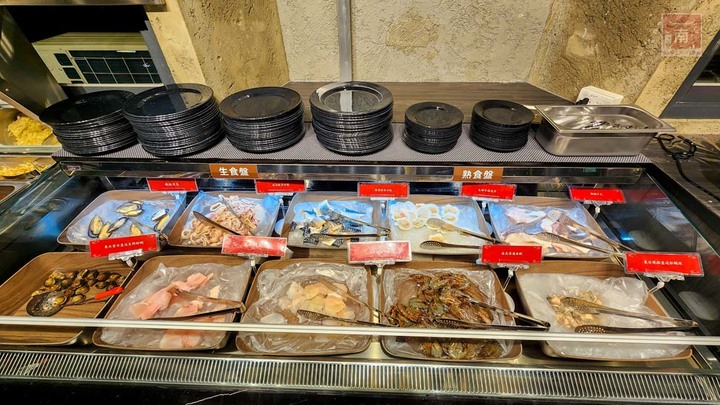 【臺南美食】韓式火烤兩吃Plus+版來台南,韓式烤肉和火鍋無限量供應,共超過80款吃到飽食材,現切肉品及當日直送海鮮~八道晟台南崇明店 - 南人幫