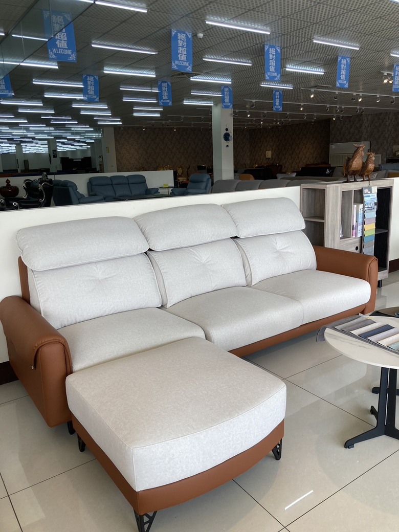 大型家具賣場找到命定沙發 - 德新家具