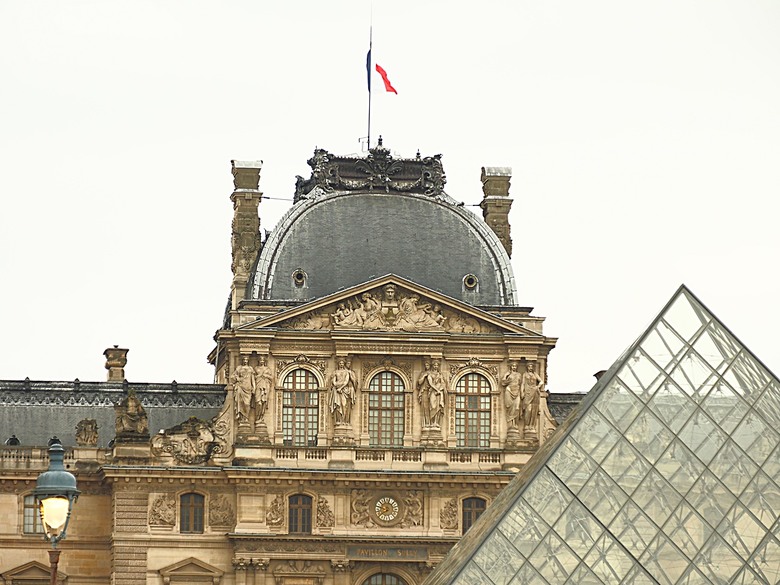 塞納河遊船 (Bateaux-Mouches) 與 羅浮宮(Musée du Louvre)，外掛地窖內享用法式烤田螺與鴨胸 — 世界文化遺產 之 巴黎，塞纳河畔(Paris, Banks of the Seine) — 2023年冬季歐洲行旅 第六部