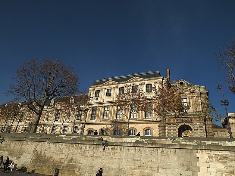 塞納河遊船 (Bateaux-Mouches) 與 羅浮宮(Musée du Louvre),外掛地窖內享用法式烤田螺與鴨胸 — 世界文化遺產 之 巴黎,塞纳河畔(Paris, Banks of the Seine) — 2023年冬季歐洲行旅 第六部