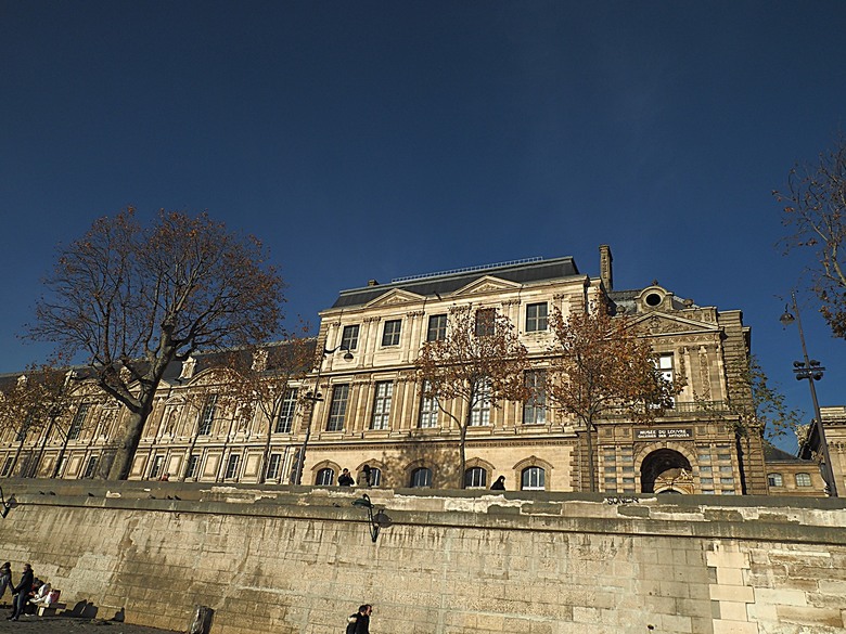 塞納河遊船 (Bateaux-Mouches) 與 羅浮宮(Musée du Louvre)，外掛地窖內享用法式烤田螺與鴨胸 — 世界文化遺產 之 巴黎，塞纳河畔(Paris, Banks of the Seine) — 2023年冬季歐洲行旅 第六部