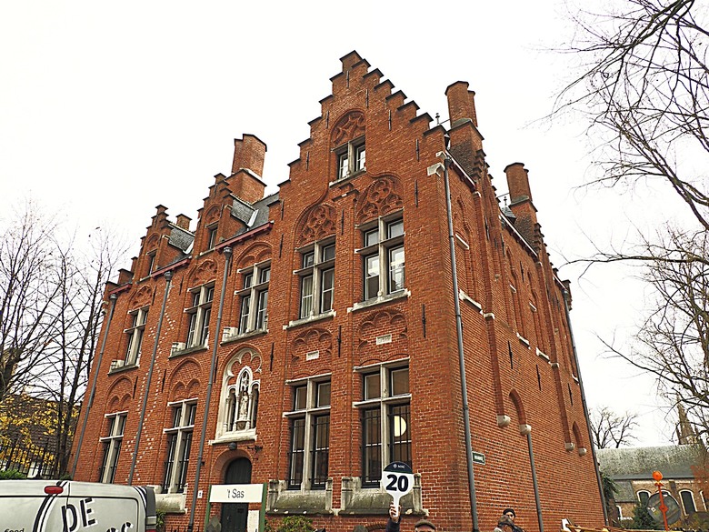 布魯日大廣場(Grote Markt)、大鐘樓(Belfort) 、市政廳(Stadhuis Brugge) 、玫瑰碼頭(Rosary Quay) 、聖母教堂(Onze-Lieve-Vrouwekerk)、貝居安禮修道院(Begijnhofkapel),還有白酒淡菜 — 世界文化遺產 之 布魯日歷史中心(Historic Centre of Brugge) — 2023年冬季歐洲行旅 第五部