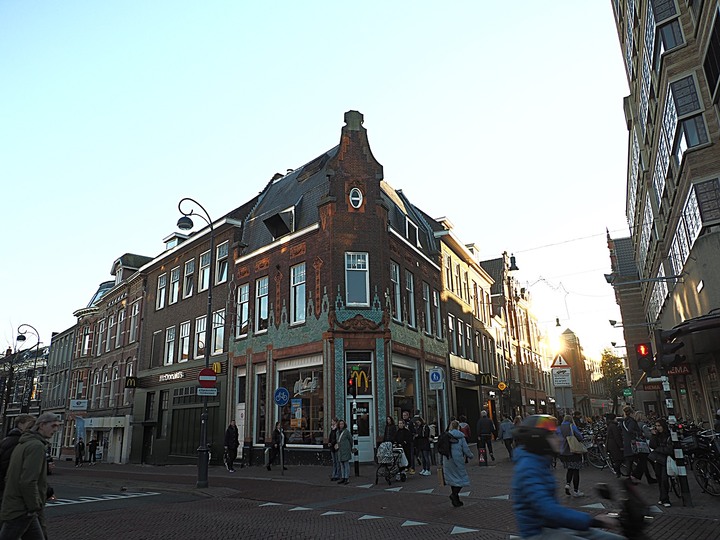 哈倫(Haarlem)市區、聖巴弗教堂(St.-Bavokerk)、桑斯安斯(Zaanse Schans)風車村、福倫丹(Volendam)午餐、羊角村(Giethoorn)遊船 — 荷蘭鄉間風光 — 2023年冬季歐洲行旅 第二部