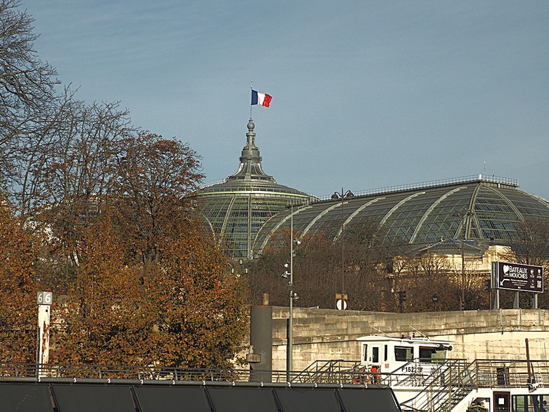 塞納河遊船 (Bateaux-Mouches) 與 羅浮宮(Musée du Louvre)，外掛地窖內享用法式烤田螺與鴨胸 — 世界文化遺產 之 巴黎，塞纳河畔(Paris, Banks of the Seine) — 2023年冬季歐洲行旅 第六部