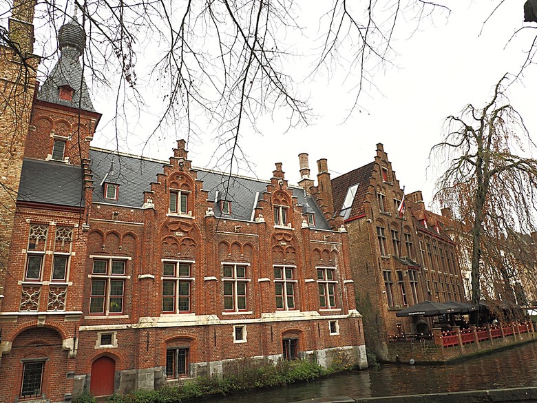 布魯日大廣場(Grote Markt)、大鐘樓(Belfort) 、市政廳(Stadhuis Brugge) 、玫瑰碼頭(Rosary Quay) 、聖母教堂(Onze-Lieve-Vrouwekerk)、貝居安禮修道院(Begijnhofkapel),還有白酒淡菜 — 世界文化遺產 之 布魯日歷史中心(Historic Centre of Brugge) — 2023年冬季歐洲行旅 第五部