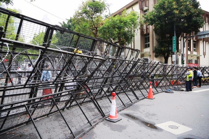 現在台灣是接近完美的民主？