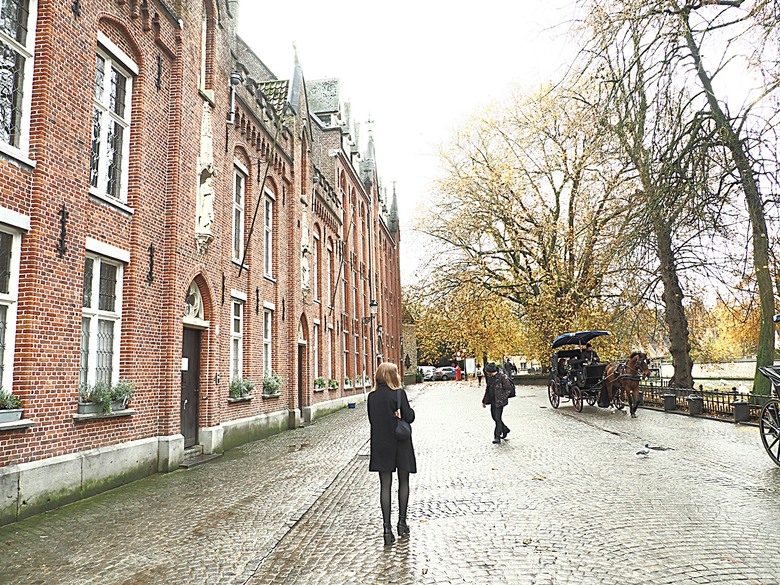布魯日大廣場(Grote Markt)、大鐘樓(Belfort) 、市政廳(Stadhuis Brugge) 、玫瑰碼頭(Rosary Quay) 、聖母教堂(Onze-Lieve-Vrouwekerk)、貝居安禮修道院(Begijnhofkapel),還有白酒淡菜 — 世界文化遺產 之 布魯日歷史中心(Historic Centre of Brugge) — 2023年冬季歐洲行旅 第五部