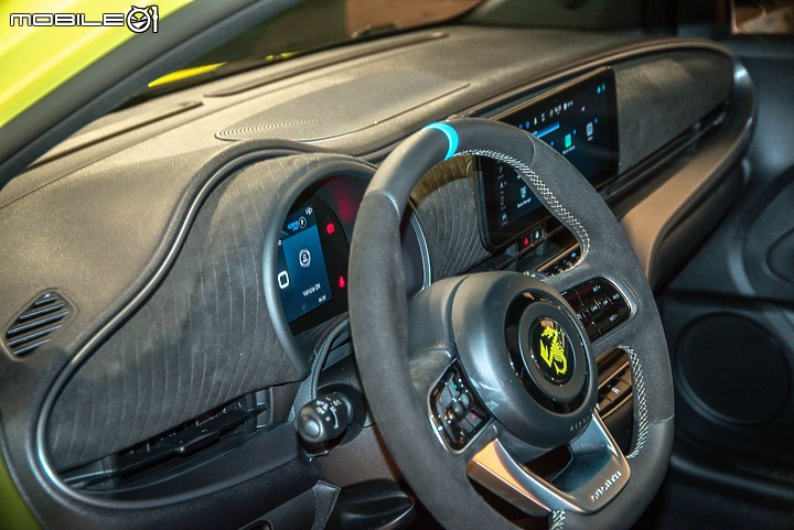 【採訪】Abarth 500e Scorpionissima電動性能蠍國內首度亮相,雙車型報價自243萬元起!