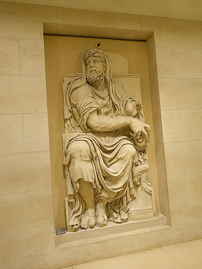 塞納河遊船 (Bateaux-Mouches) 與 羅浮宮(Musée du Louvre),外掛地窖內享用法式烤田螺與鴨胸 — 世界文化遺產 之 巴黎,塞纳河畔(Paris, Banks of the Seine) — 2023年冬季歐洲行旅 第六部