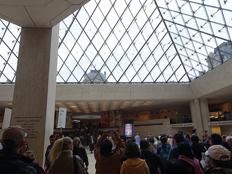 塞納河遊船 (Bateaux-Mouches) 與 羅浮宮(Musée du Louvre),外掛地窖內享用法式烤田螺與鴨胸 — 世界文化遺產 之 巴黎,塞纳河畔(Paris, Banks of the Seine) — 2023年冬季歐洲行旅 第六部