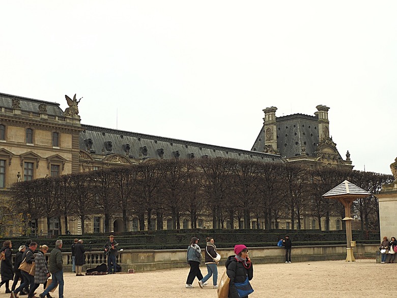 塞納河遊船 (Bateaux-Mouches) 與 羅浮宮(Musée du Louvre),外掛地窖內享用法式烤田螺與鴨胸 — 世界文化遺產 之 巴黎,塞纳河畔(Paris, Banks of the Seine) — 2023年冬季歐洲行旅 第六部