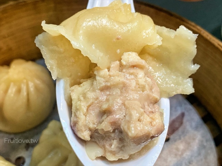 市場旁手工小籠湯包口味多樣，麻辣鴨血深坑臭豆腐必點