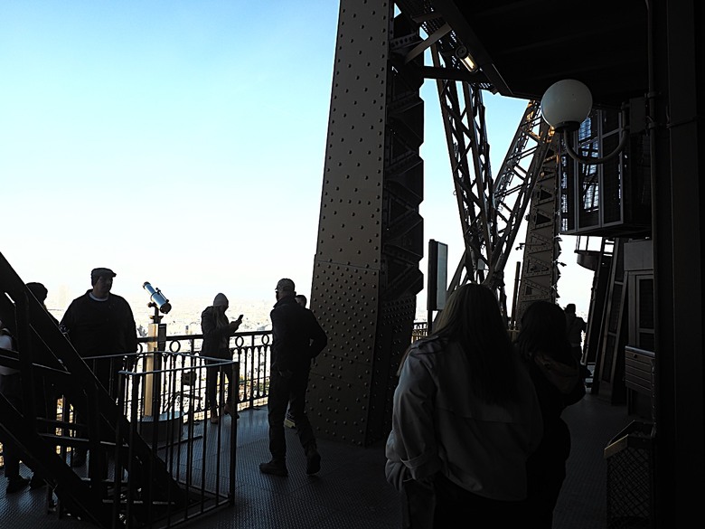 艾菲爾鐵塔(Tour Eiffel)、蒙馬特(Montmartre)、聖心堂(Basilique du Sacré-Cœur de Montmartre),外掛拉法葉百貨 巴黎奧斯曼旗艦店(Galeries Lafayette Haussmann)、莎瑪麗丹百貨(La Samaritaine) — 引領流行的時尚與藝術之都 — 2023年冬季歐洲行旅 第九部