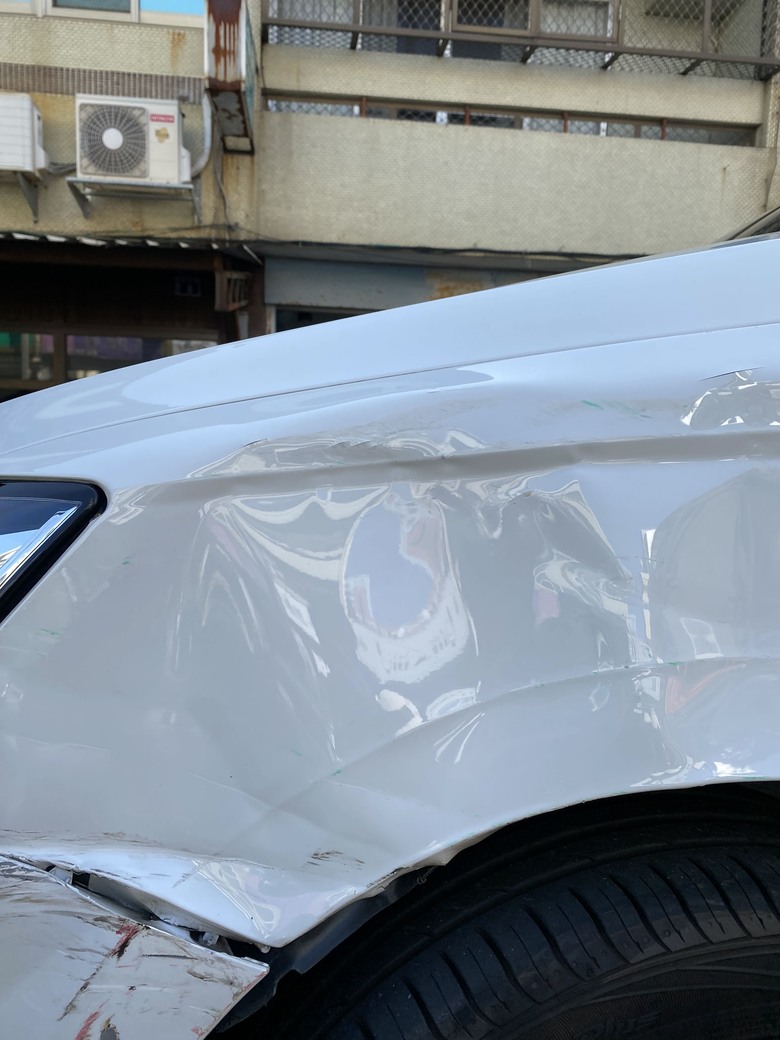 fabia被貨車撞，只有第三責任險，該怎麼處理