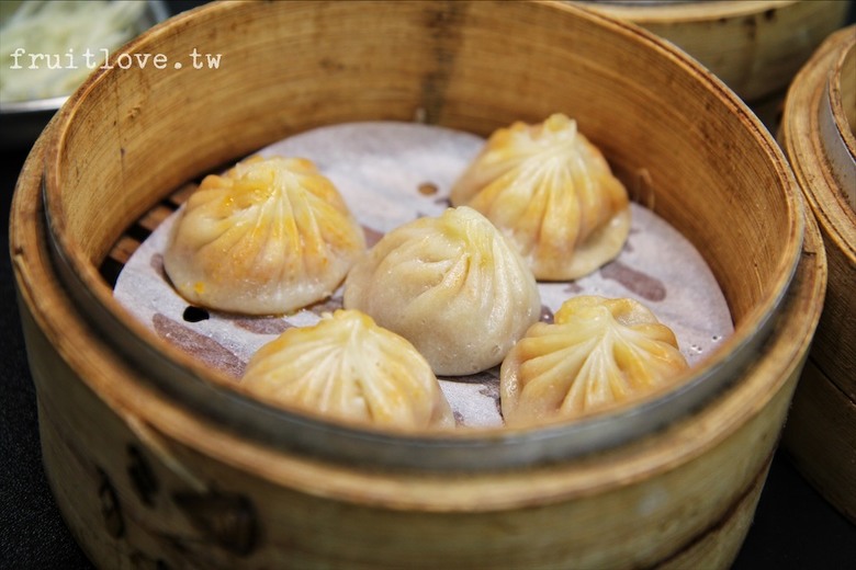 市場旁手工小籠湯包口味多樣，麻辣鴨血深坑臭豆腐必點
