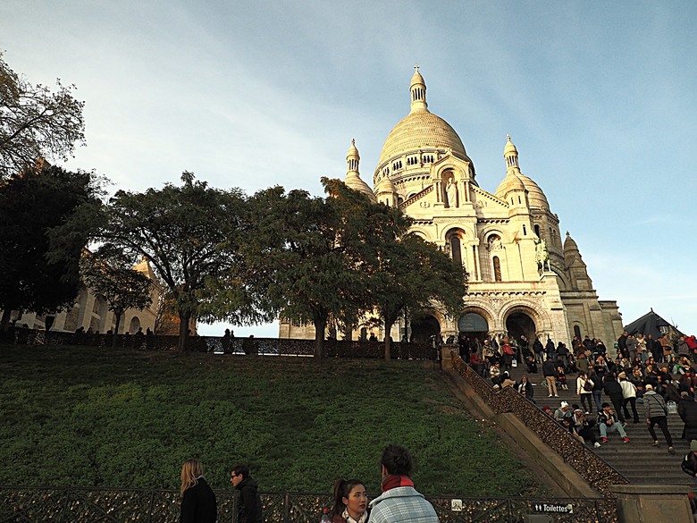 艾菲爾鐵塔(Tour Eiffel)、蒙馬特(Montmartre)、聖心堂(Basilique du Sacré-Cœur de Montmartre),外掛拉法葉百貨 巴黎奧斯曼旗艦店(Galeries Lafayette Haussmann)、莎瑪麗丹百貨(La Samaritaine) — 引領流行的時尚與藝術之都 — 2023年冬季歐洲行旅 第九部