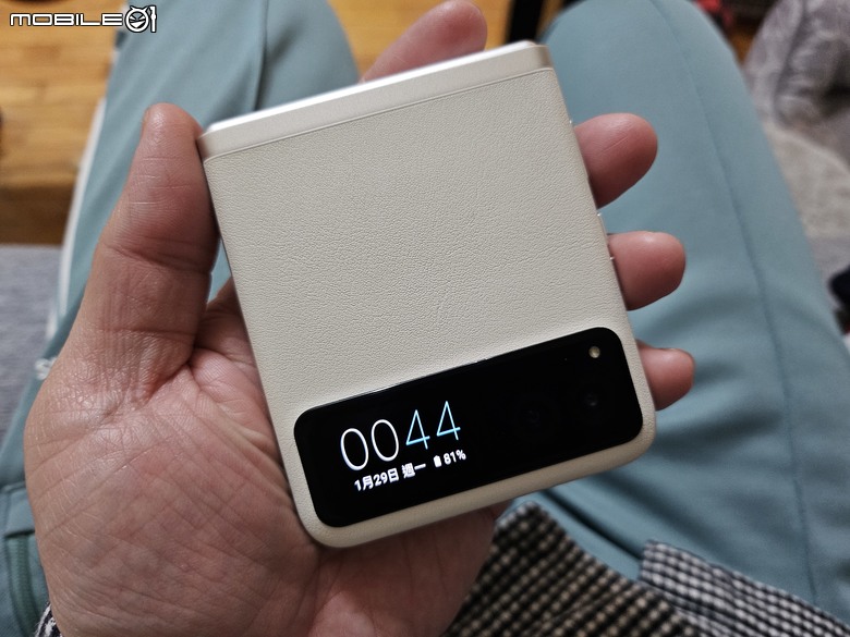 [開箱］🥰超美摺疊機 Motorola Razr 40 白色開箱與實拍成像分享