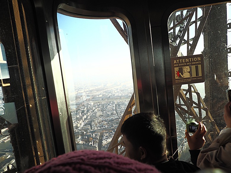 艾菲爾鐵塔(Tour Eiffel)、蒙馬特(Montmartre)、聖心堂(Basilique du Sacré-Cœur de Montmartre),外掛拉法葉百貨 巴黎奧斯曼旗艦店(Galeries Lafayette Haussmann)、莎瑪麗丹百貨(La Samaritaine) — 引領流行的時尚與藝術之都 — 2023年冬季歐洲行旅 第九部