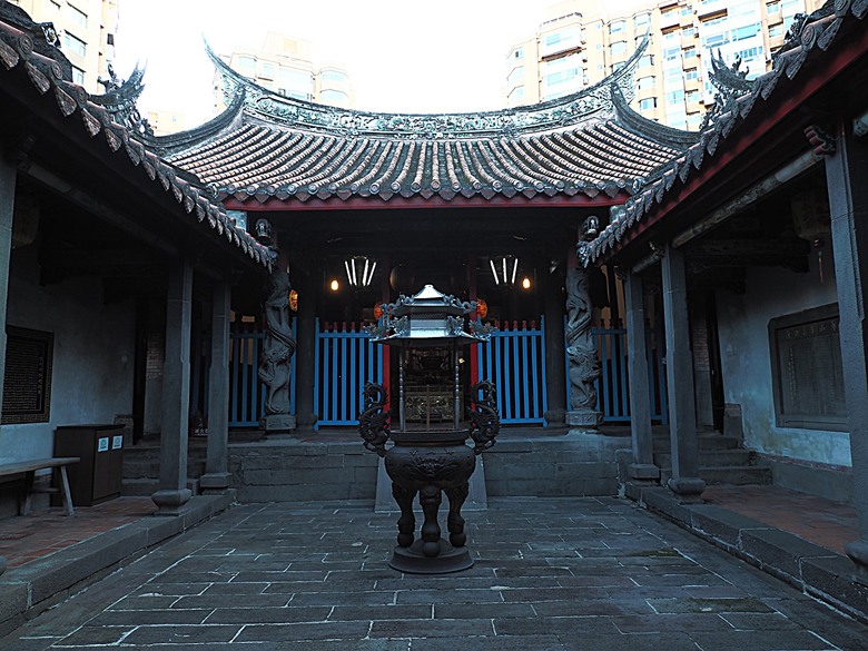 【小惡魔金龍踏春】鄞山寺(汀州會館)、龍山寺、清水巖、福佑宮、重建街、日本警官宿舍、滬尾小學校禮堂，附掛真理街阿給 — 淡水古蹟一日行旅 上半場