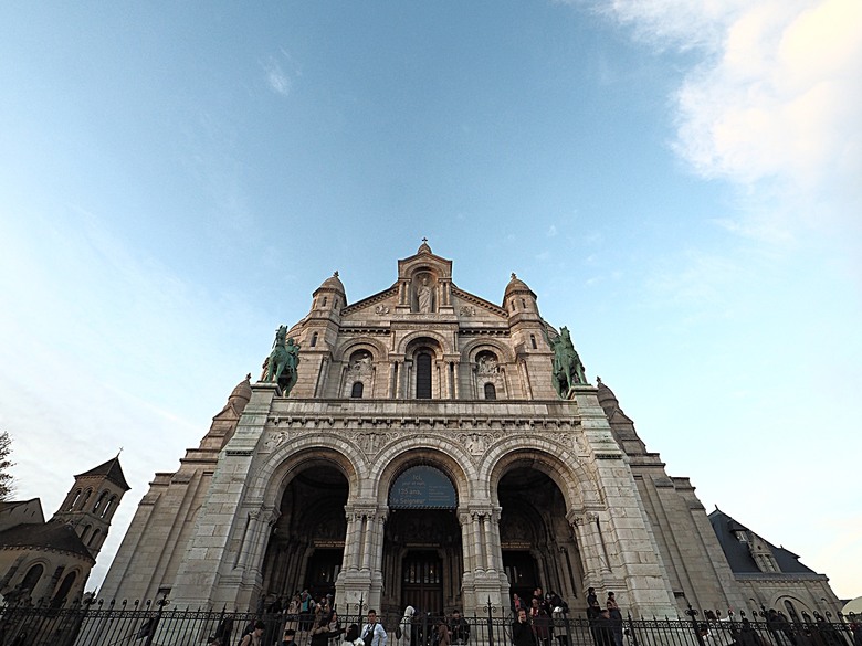 艾菲爾鐵塔(Tour Eiffel)、蒙馬特(Montmartre)、聖心堂(Basilique du Sacré-Cœur de Montmartre),外掛拉法葉百貨 巴黎奧斯曼旗艦店(Galeries Lafayette Haussmann)、莎瑪麗丹百貨(La Samaritaine) — 引領流行的時尚與藝術之都 — 2023年冬季歐洲行旅 第九部
