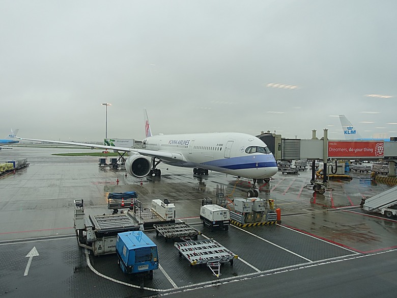 中華航空 臺北⇔阿姆斯特丹之長程飛航 與 荷蘭航空 巴黎⇒阿姆斯特丹之歐陸航線，外掛荷比邊境及比法邊境高速公路休息站 體驗紀錄 — 2023年冬季歐洲行旅 移動篇