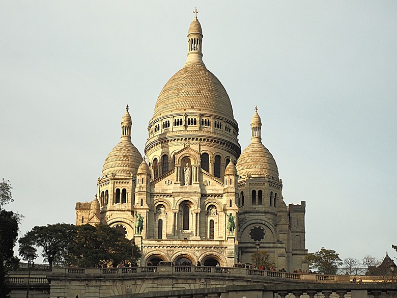 艾菲爾鐵塔(Tour Eiffel)、蒙馬特(Montmartre)、聖心堂(Basilique du Sacré-Cœur de Montmartre),外掛拉法葉百貨 巴黎奧斯曼旗艦店(Galeries Lafayette Haussmann)、莎瑪麗丹百貨(La Samaritaine) — 引領流行的時尚與藝術之都 — 2023年冬季歐洲行旅 第九部