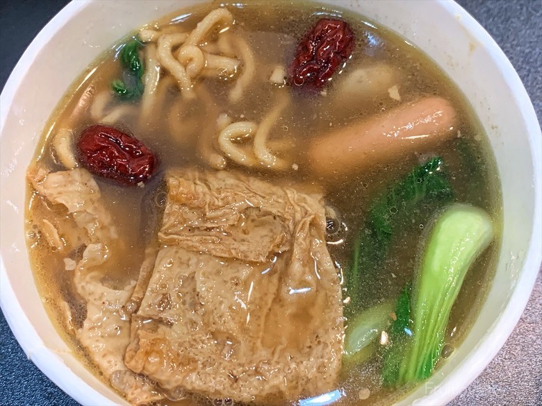 市場旁手工小籠湯包口味多樣，麻辣鴨血深坑臭豆腐必點