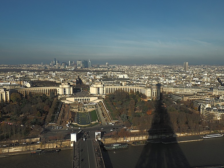 艾菲爾鐵塔(Tour Eiffel)、蒙馬特(Montmartre)、聖心堂(Basilique du Sacré-Cœur de Montmartre)，外掛拉法葉百貨 巴黎奧斯曼旗艦店(Galeries Lafayette Haussmann)、莎瑪麗丹百貨(La Samaritaine) — 引領流行的時尚與藝術之都 — 2023年冬季歐洲行旅 第九部