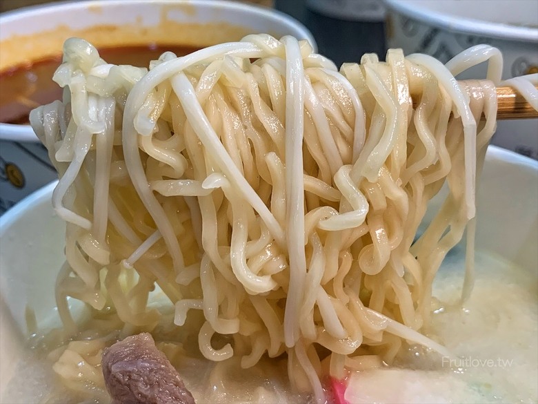 市場旁手工小籠湯包口味多樣，麻辣鴨血深坑臭豆腐必點