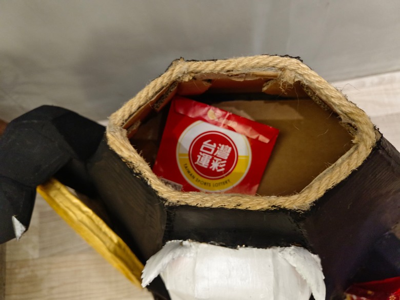 紙箱DIY-無臉貓財神貓窩