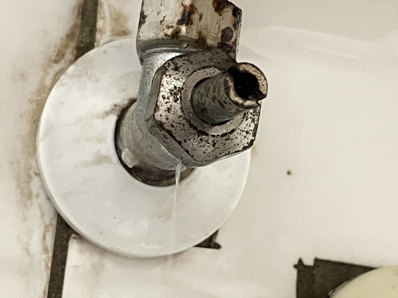 請問洗手台下的水管破裂，有辦法自己維修嗎？