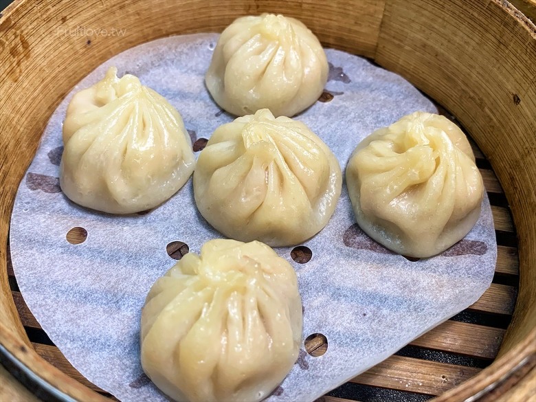 市場旁手工小籠湯包口味多樣，麻辣鴨血深坑臭豆腐必點