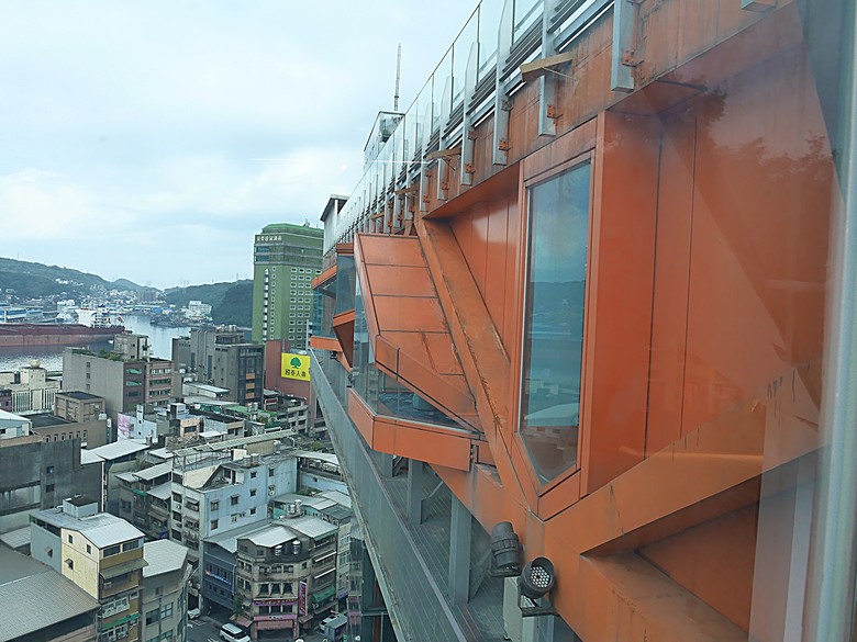 【小惡魔金龍踏春】基隆塔、遠見人文空間、主普壇、崆書店、信二防空洞，附掛仁愛市場漁人壽司 — 2023年底新開放基隆市區新景點