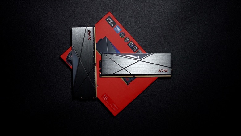 組裝 ADATA 首款海景機殼 XPG INVADER X 顯卡直立套件，搭配背插式主機板