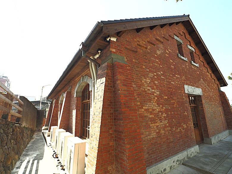 【小惡魔金龍踏春】鄞山寺(汀州會館)、龍山寺、清水巖、福佑宮、重建街、日本警官宿舍、滬尾小學校禮堂，附掛真理街阿給 — 淡水古蹟一日行旅 上半場