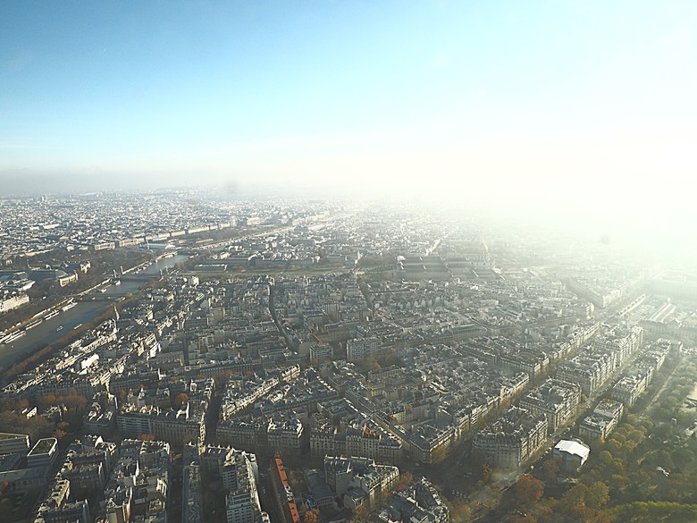 艾菲爾鐵塔(Tour Eiffel)、蒙馬特(Montmartre)、聖心堂(Basilique du Sacré-Cœur de Montmartre)，外掛拉法葉百貨 巴黎奧斯曼旗艦店(Galeries Lafayette Haussmann)、莎瑪麗丹百貨(La Samaritaine) — 引領流行的時尚與藝術之都 — 2023年冬季歐洲行旅 第九部