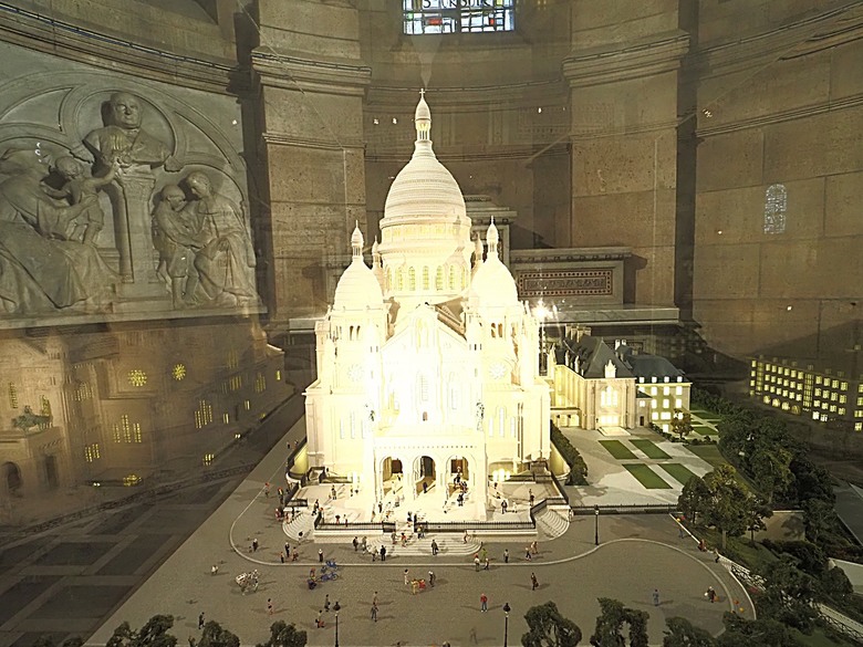 艾菲爾鐵塔(Tour Eiffel)、蒙馬特(Montmartre)、聖心堂(Basilique du Sacré-Cœur de Montmartre)，外掛拉法葉百貨 巴黎奧斯曼旗艦店(Galeries Lafayette Haussmann)、莎瑪麗丹百貨(La Samaritaine) — 引領流行的時尚與藝術之都 — 2023年冬季歐洲行旅 第九部