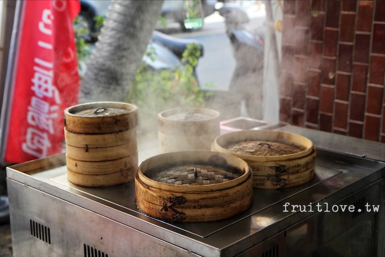 市場旁手工小籠湯包口味多樣，麻辣鴨血深坑臭豆腐必點