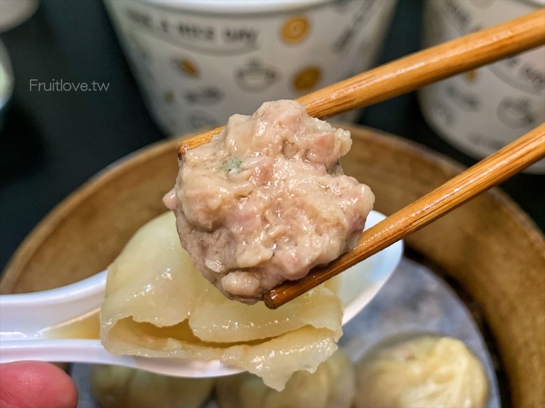 市場旁手工小籠湯包口味多樣，麻辣鴨血深坑臭豆腐必點