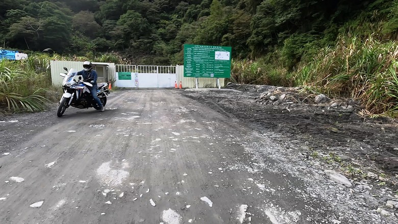 北部一日遊秘境-羅山林道.仙洞步道. 天狗溪噴泉by SYM MMBCU, Honda Africa Twin CRF1100