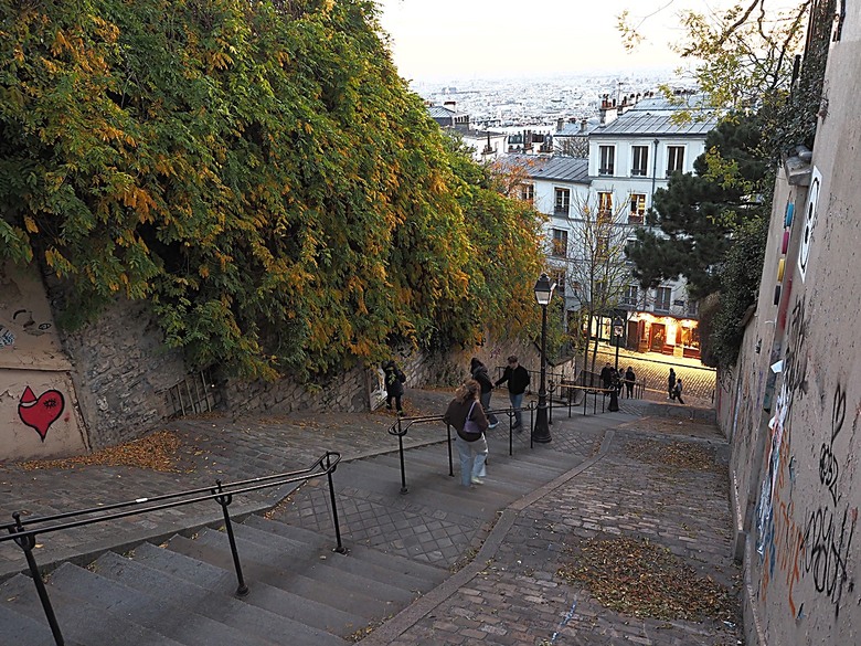 艾菲爾鐵塔(Tour Eiffel)、蒙馬特(Montmartre)、聖心堂(Basilique du Sacré-Cœur de Montmartre),外掛拉法葉百貨 巴黎奧斯曼旗艦店(Galeries Lafayette Haussmann)、莎瑪麗丹百貨(La Samaritaine) — 引領流行的時尚與藝術之都 — 2023年冬季歐洲行旅 第九部