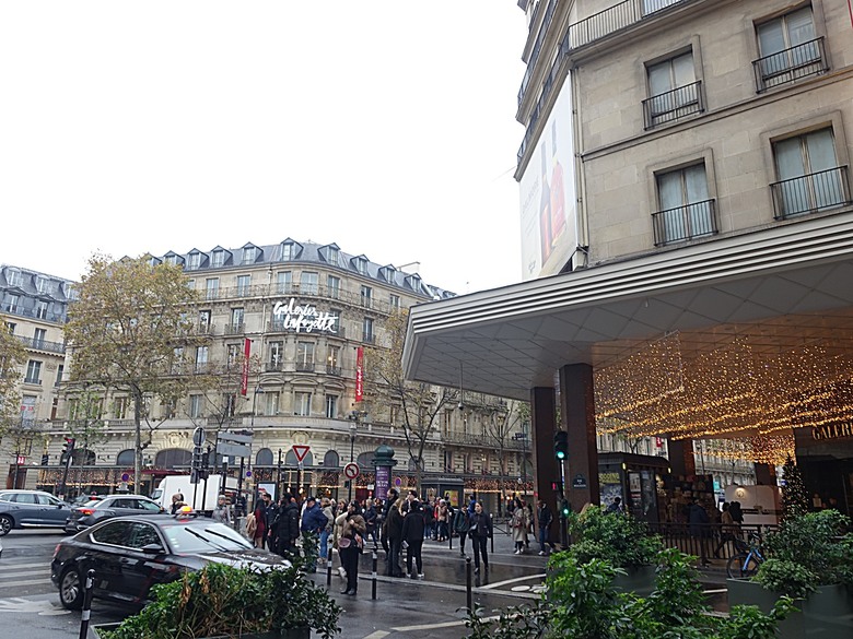 艾菲爾鐵塔(Tour Eiffel)、蒙馬特(Montmartre)、聖心堂(Basilique du Sacré-Cœur de Montmartre),外掛拉法葉百貨 巴黎奧斯曼旗艦店(Galeries Lafayette Haussmann)、莎瑪麗丹百貨(La Samaritaine) — 引領流行的時尚與藝術之都 — 2023年冬季歐洲行旅 第九部